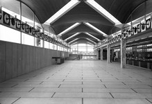 152622 Interieur van het N.S.-station Schiedam te Schiedam: hal.N.B. De naam van het station is op 25 mei 1967 ...